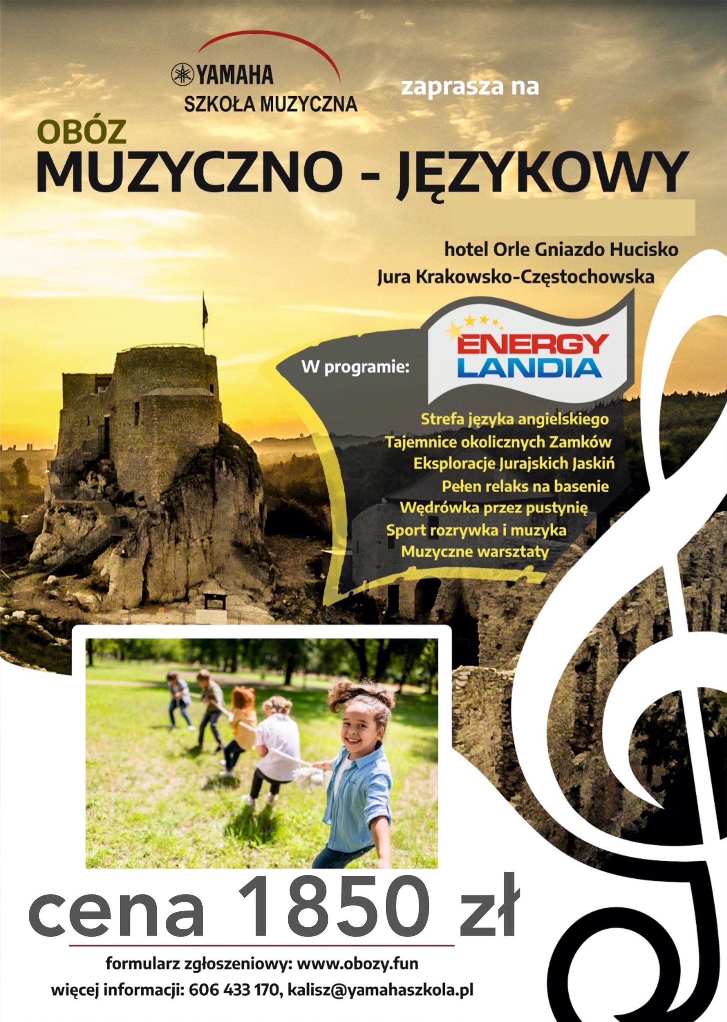 Plakat obozu muzyczno-językowego Yamaha Szkoła Muzyczna z elementami graficznymi przedstawiającymi zamek na Jurze Krakowsko-Częstochowskiej oraz grupę dzieci bawiących się na zielonej łące.
