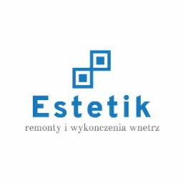 Niebieskie logo firmy 'Estetik' z dwoma połączonymi kwadratami powyżej nazwy, specjalizującej się w remontach i wykończeniach wnętrz, na białym tle.