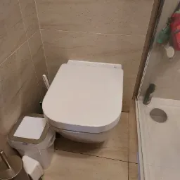 udrożnienie i uszczelnienie odpływu kanalizacji toalet