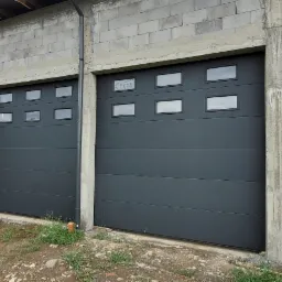 Bramy przemysłowe w kolorze antracyt. Okienka w bramie o wymiarach 610 x 310