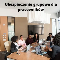 Grupa pracowników w sali konferencyjnej podczas spotkania, na stole laptopy i telefony komórkowe, w tle okno z widokiem na miasto.