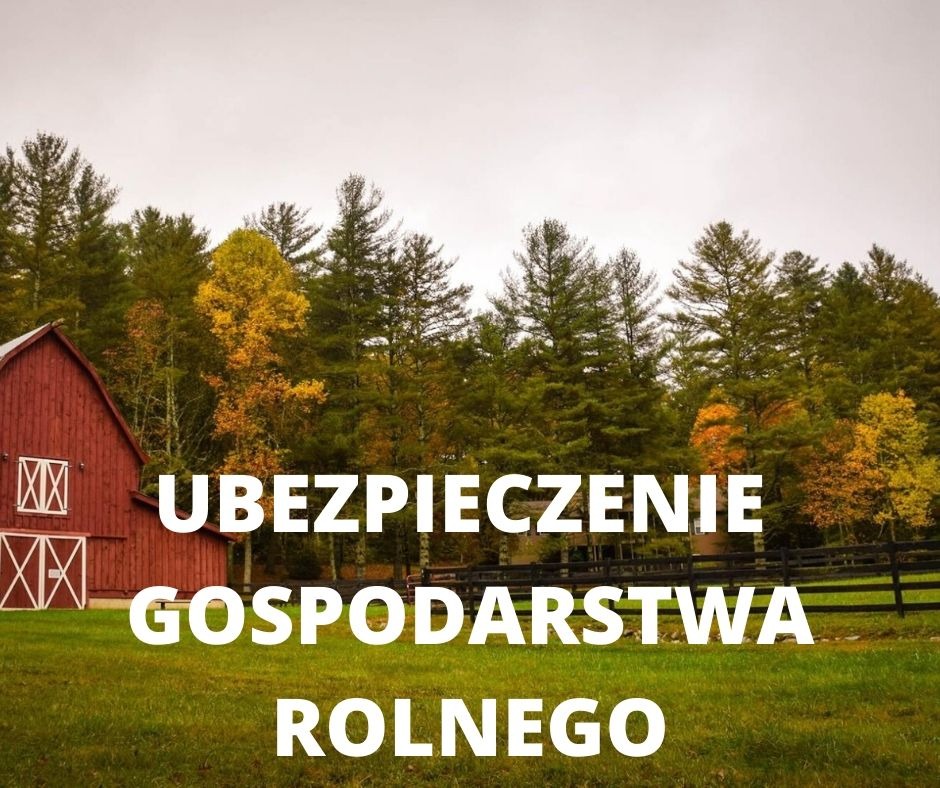 Czerwony budynek gospodarczy z białymi oknami na tle drzew, z tekstem 'Ubezpieczenie Gospodarstwa Rolnego' nałożonym na obraz.