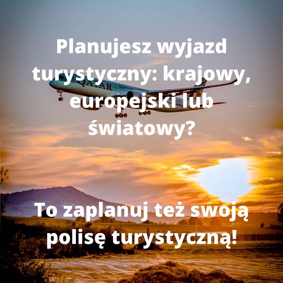 Samolot linii Qatar Airways w locie na tle zachodzącego słońca i krajobrazu, z tekstem zachęcającym do zakupu polisy turystycznej na wyjazd krajowy, europejski lub światowy.
