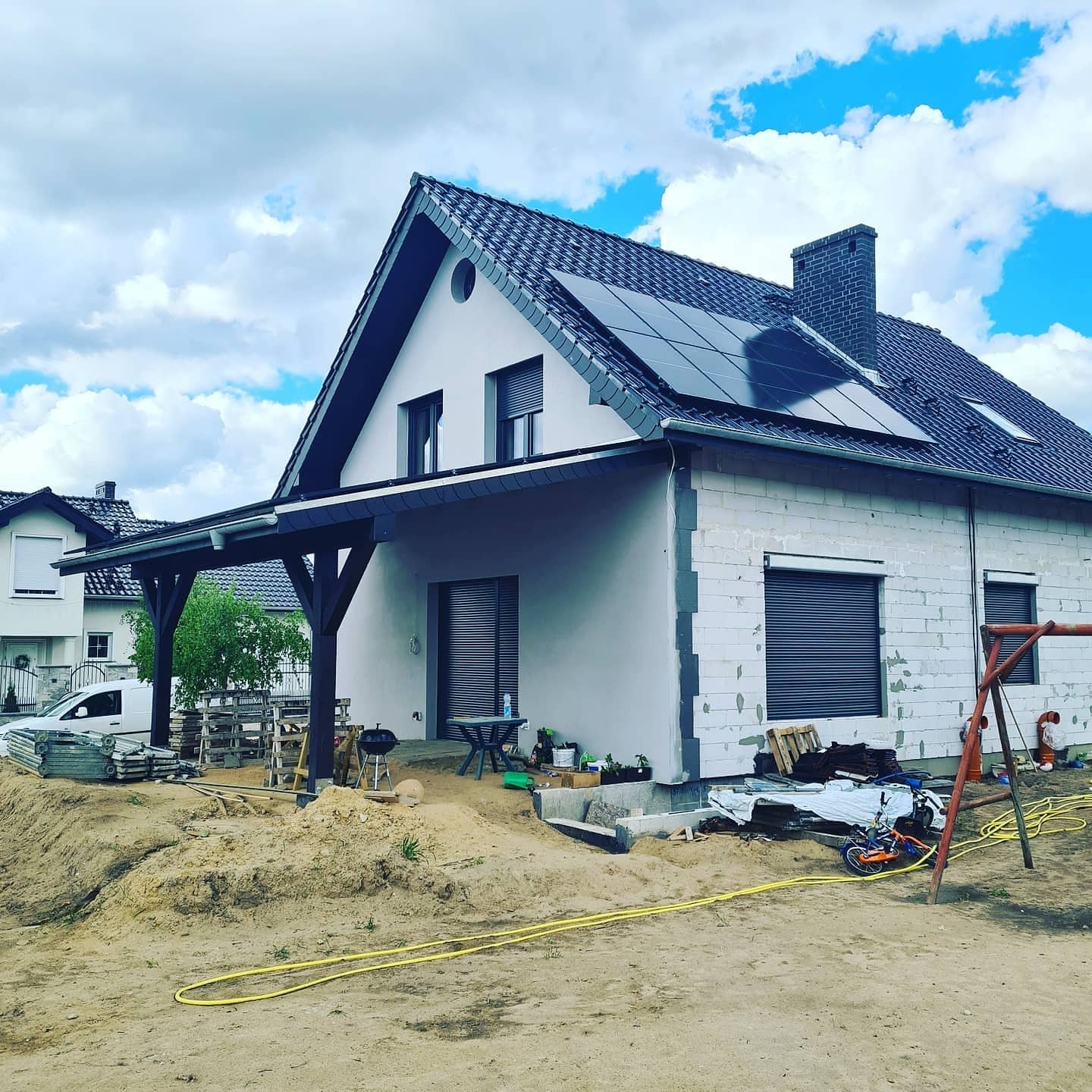 Instalacja fotowoltaiczna oraz zadaszenie wiaty panelami BAUER GLASS GLASS 340W