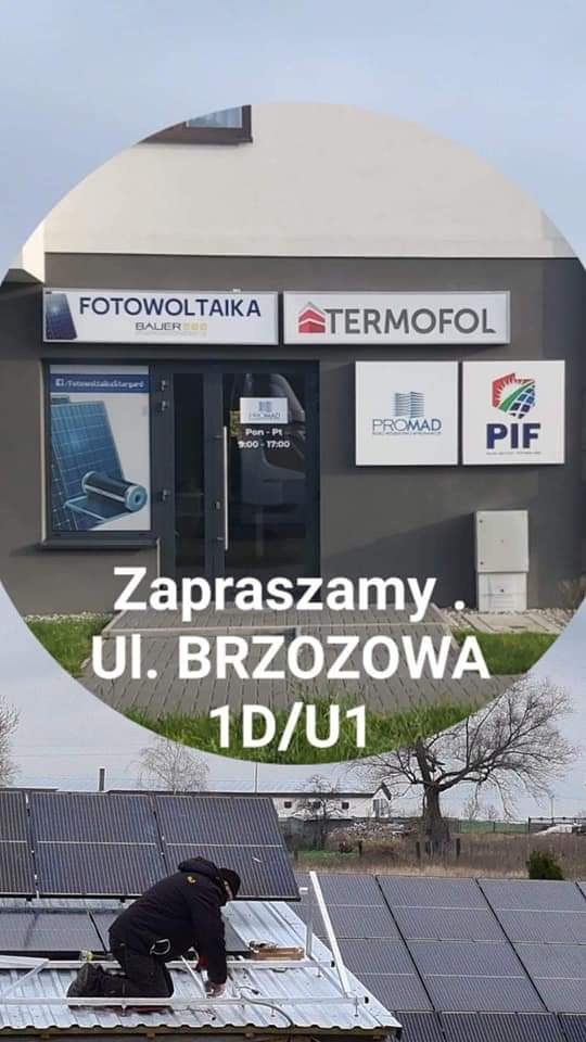 Pracownik w czarnym ubraniu montuje panele na dachu budynku, w tle budynek firmy z szyldami Fotowoltaika, Termofol, Promad i PIF, widoczny adres Ul. Brzozowa 1D/U1.