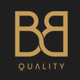 Złote logo firmy z symetrycznym motywem dw&oacute;ch liter B i napisem QUALITY na czarnym tle.