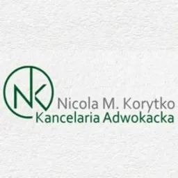Logo kancelarii adwokackiej Nicola M. Korytko z inicjałami NK wpisanymi w okrąg, na teksturowanym, jasnym tle.