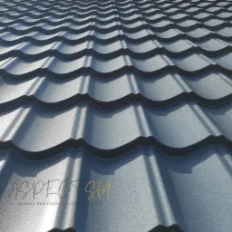 Nowy, błyszczący dach z blachodachówki w kolorze grafitowym, z widocznym logo firmy dekarskiej w dolnej części kadru.