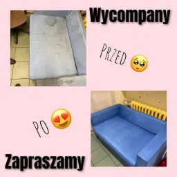 Kolaż przedstawiający sofę przed i po czyszczeniu, z widocznymi plamami na tapicerce przed i czystą, niebieską tapicerką po, z dodatkiem tekstu 'PRZED', 'PO', 'Wycopmany', 'Zapraszamy' i emoji.