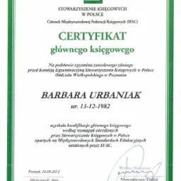 Skan certyfikatu głównego księgowego Barbary Urbaniak, wydanego przez Stowarzyszenie Księgowych w Polsce, z datą 24-06-2012 i podpisem Przewodniczącego Komisji Egzaminacyjnej, Mariusza Noworyty.
