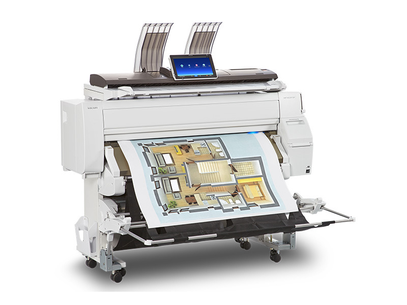Biały ploter drukujący kolorowy plan architektoniczny na papierze formatu A0, widoczny ekran dotykowy i podajniki papieru.