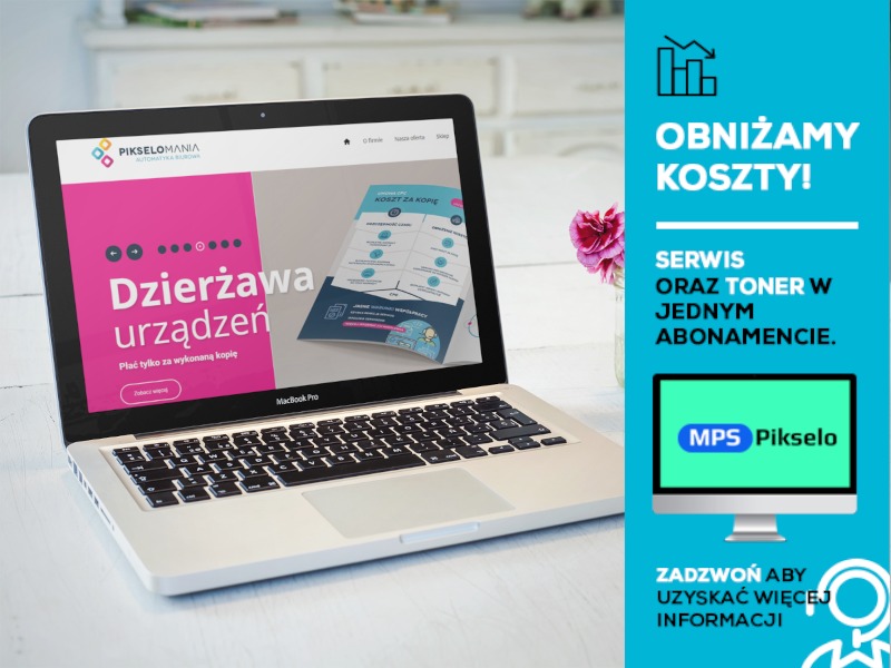Laptop MacBook Pro wyświetlający stronę internetową Pikselomania z ofertą dzierżawy urządzeń drukujących, obok grafika z informacją o obniżeniu kosztów, serwisie i tonerze w abonamencie.