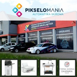 Budynek firmy Pikselomania Automatyka Biurowa z banerem reklamowym nad wejściem prezentującym sprzedaż i serwis urządzeń drukujących, w tym kserokopiarek i drukarek. Na dole zdjęcia widoczne...
