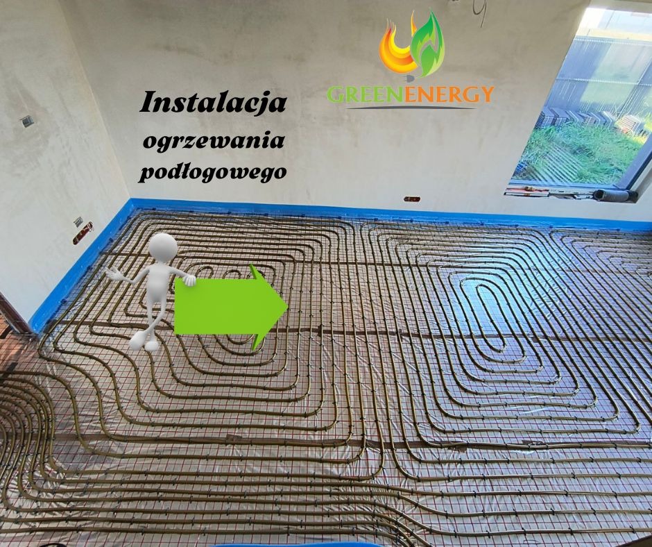 Instalacja rur grzewczych w systemie ogrzewania podłogowego, widoczne mocowania do siatki, zabezpieczenie ścian folią, w rogu pokoju okno, w rogu zdjęcia logo firmy Green Energy, naklejony zielony...