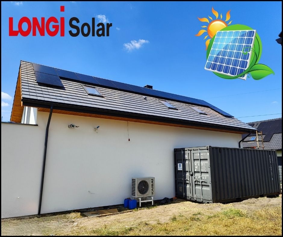 Dom jednorodzinny z panelami fotowoltaicznymi Longi Solar na dachu, klimatyzator Kaisai i kontener morski przy białej ścianie budynku.