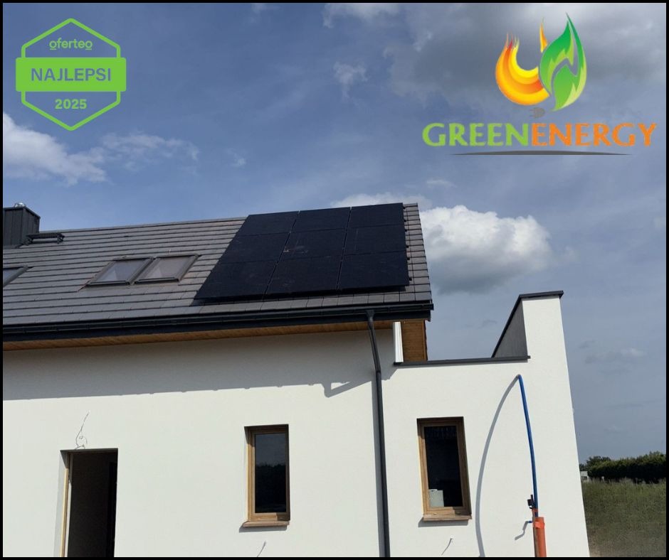 Panele słoneczne na dachu domu jednorodzinnego z logo firmy i znakiem Oferteo 'Najlepsi 2025' na tle błękitnego nieba z chmurami.