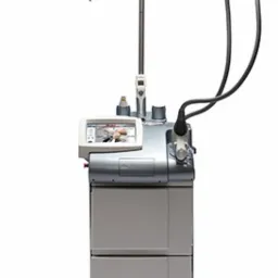 Profesjonalny laser do zabiegów estetycznych na białym tle, widoczny ekran dotykowy i ramię lasera z końcówką.