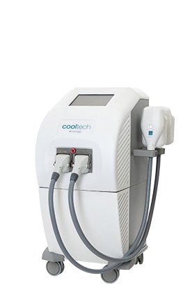 Biały aparat CoolTech do kriolipolizy z dwoma podłączonymi przewodami i uchwytem z boku, widok z przodu na białym tle.