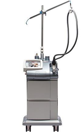 Profesjonalny laser do zabiegów estetycznych na białym tle, widoczny ekran dotykowy i ramię lasera z końcówką.