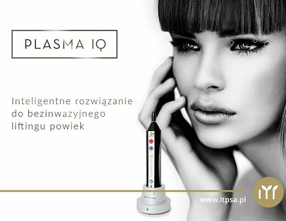 Czarno-białe zdjęcie prezentujące urządzenie Plasma IQ do liftingu powiek obok twarzy modelki z zaznaczonymi obszarami zabiegowymi wokół oczu.