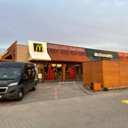 Usługi porządkowe w McDonald's przy ulicy Łódzkiej. 