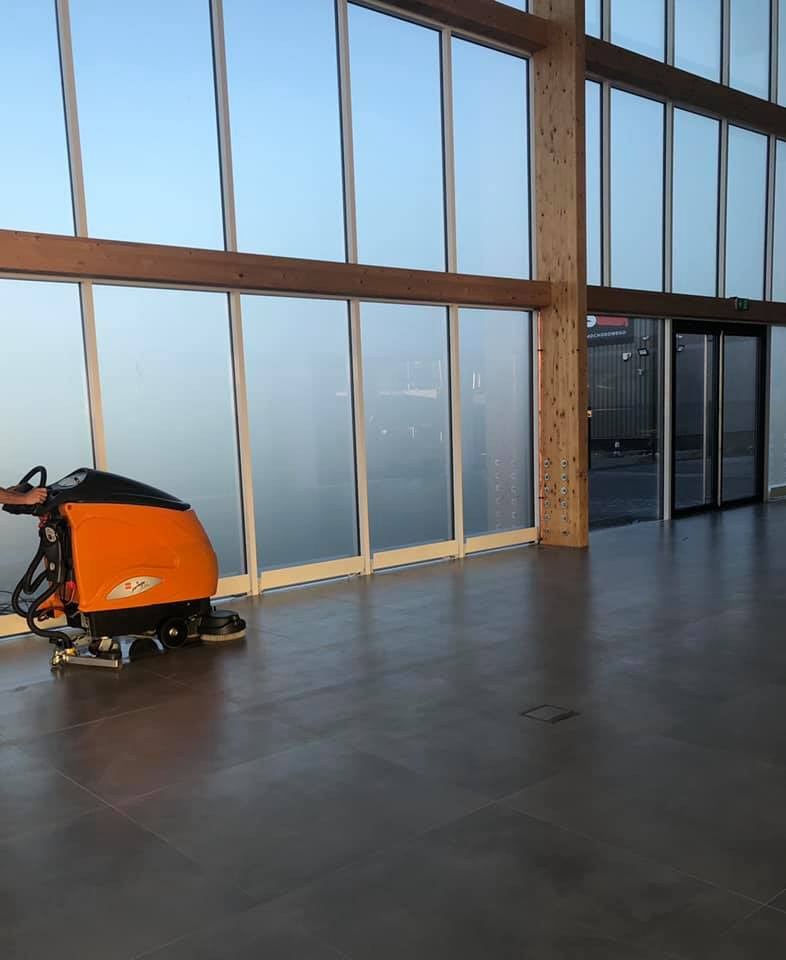 Gruntowne czyszczenie posadzek.