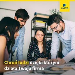 Grupa czterech osób analizuje dokumenty na stole w biurze, w tle widoczne logo Aviva.