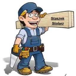 Karykatura uśmiechniętego rzemieślnika w niebieskim kombinezonie, trzymającego na ramieniu deskę z napisem 'Staszek Stolarz', z piłą w dłoni i narzędziami w pasie.