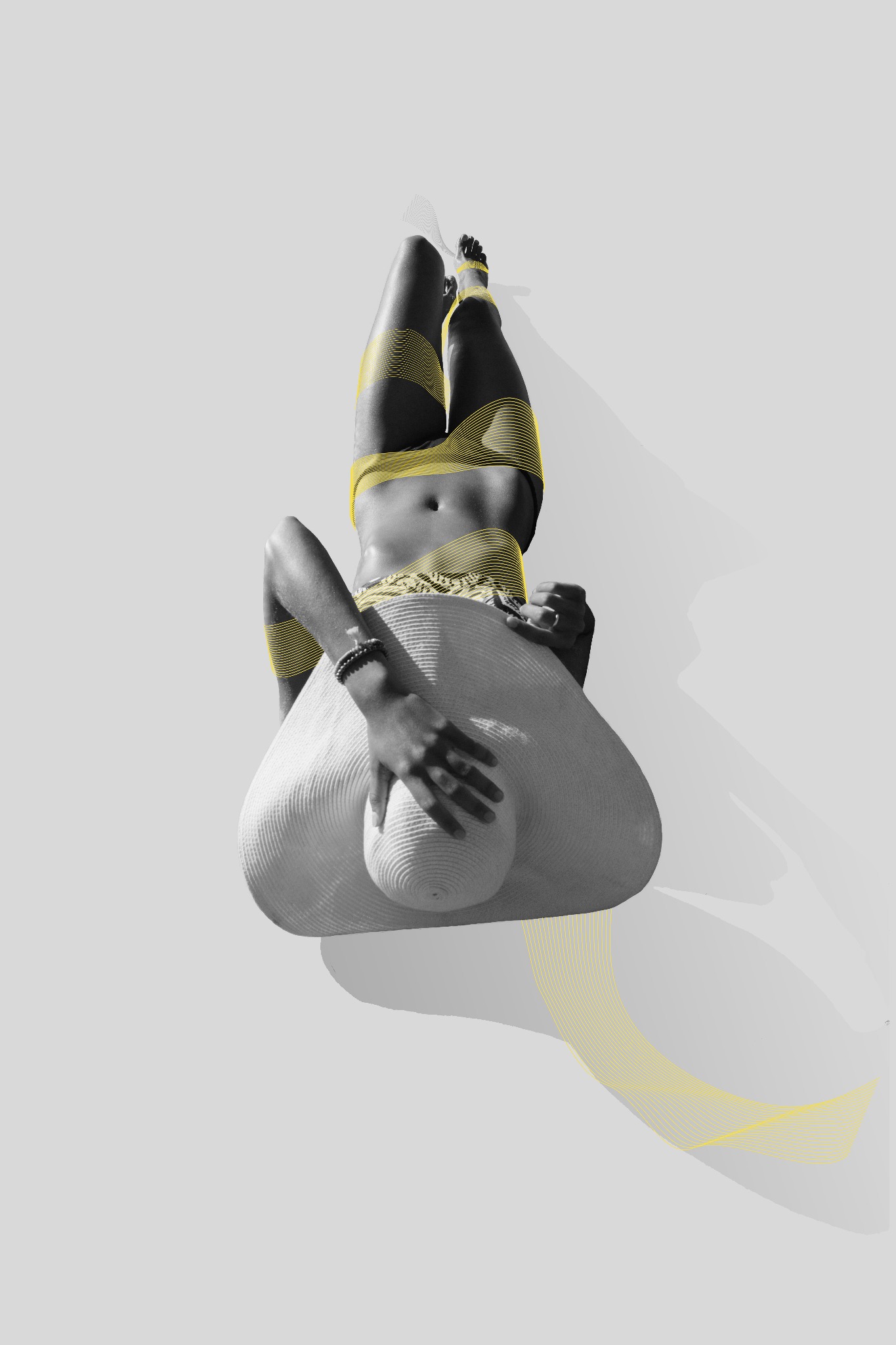 Kobieta w bikini leżąca na plecach, zakrywająca twarz dużym kapeluszem, z nałożonymi żółtymi liniami w stylu grafiki wektorowej.