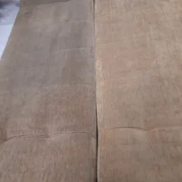 Porównanie: połowa beżowej kanapy z tkaniny po czyszczeniu, widoczna różnica w odcieniu i usuniętych zabrudzeniach.