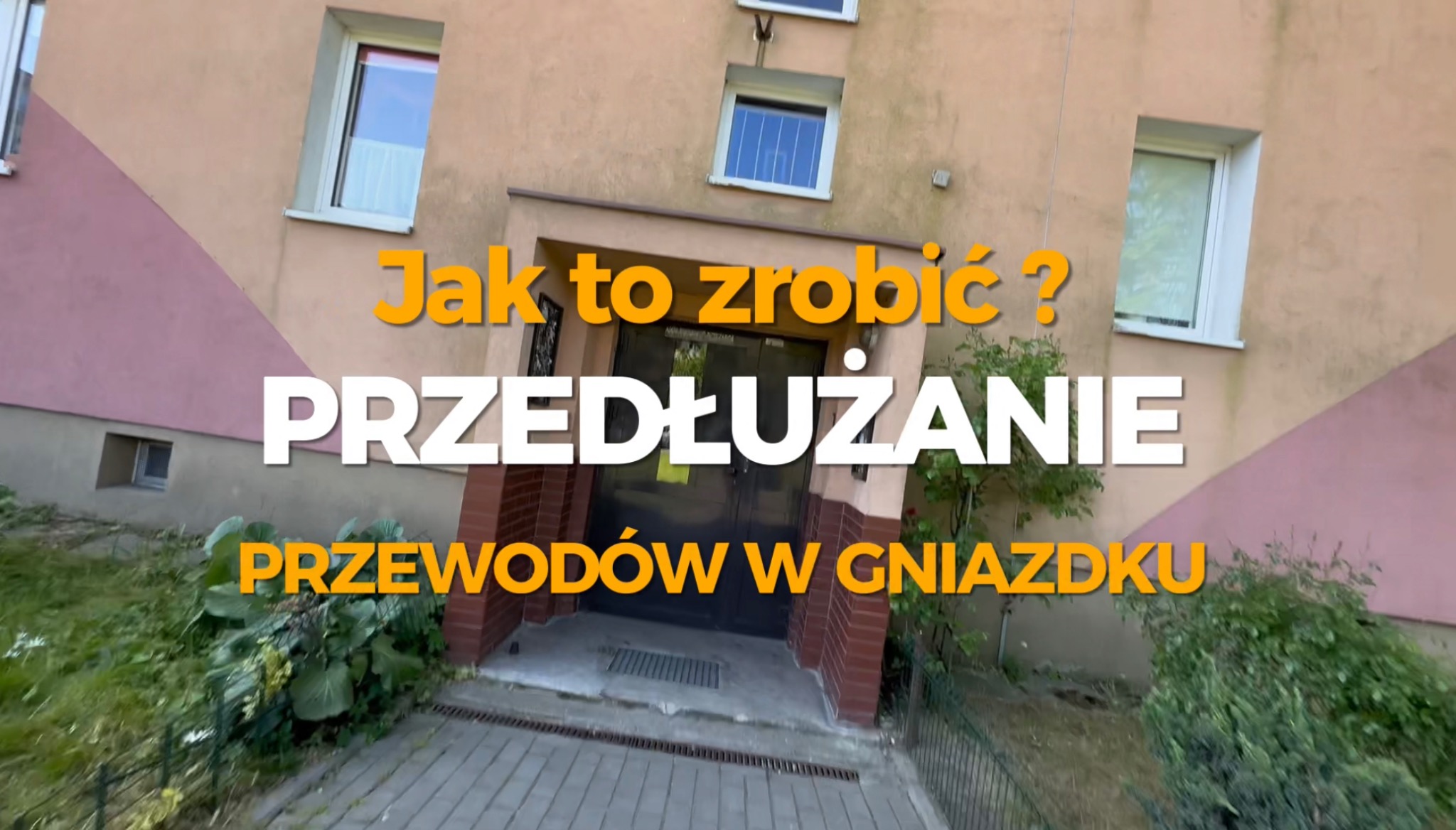 Budynek mieszkalny z tekstem nałożonym na zdjęcie: 'Jak to zrobić? Przedłużanie przewodów w gniazdku'.