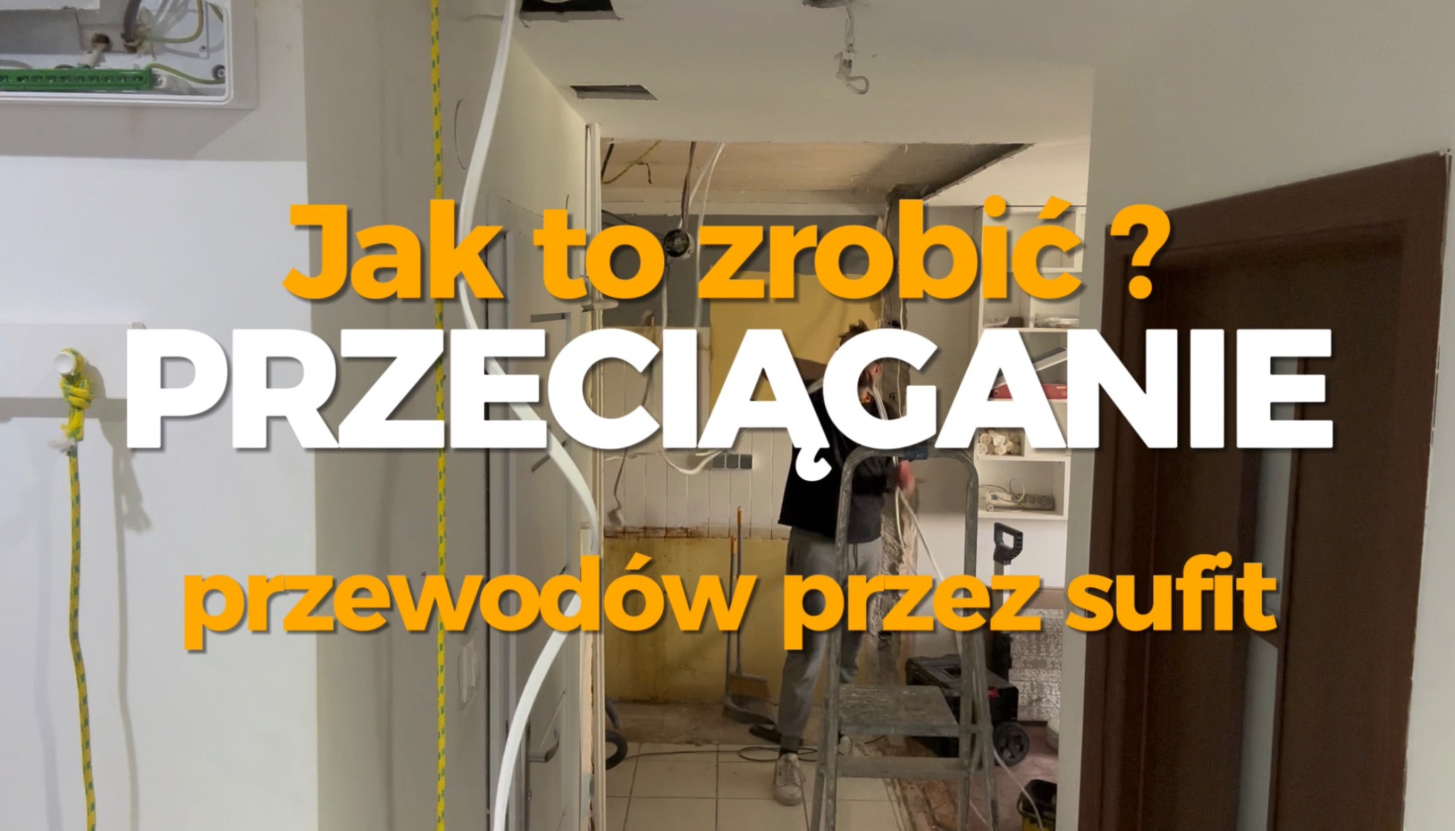Przeciąganie przewodów elektrycznych przez otwory w suficie podczas remontu mieszkania, widoczne wiszące kable, drabina i częściowo usunięty sufit.