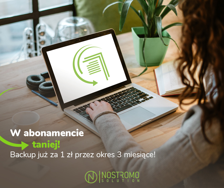 Osoba korzysta z laptopa, na ekranie grafika przedstawiająca pliki w obiegu, obok słuchawki, roślina doniczkowa i książka, widoczny napis o tanim backupie w abonamencie.