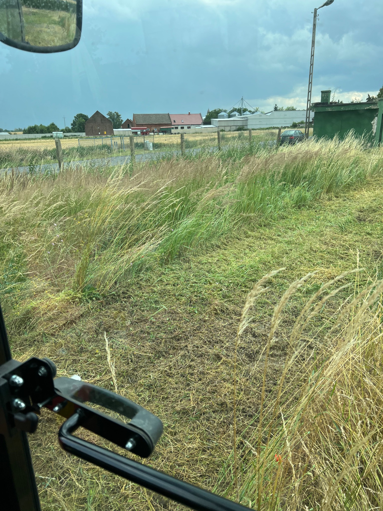 Koszenie łąki , po kosiarce bijakowej nie trzeba zbierać pokosu .