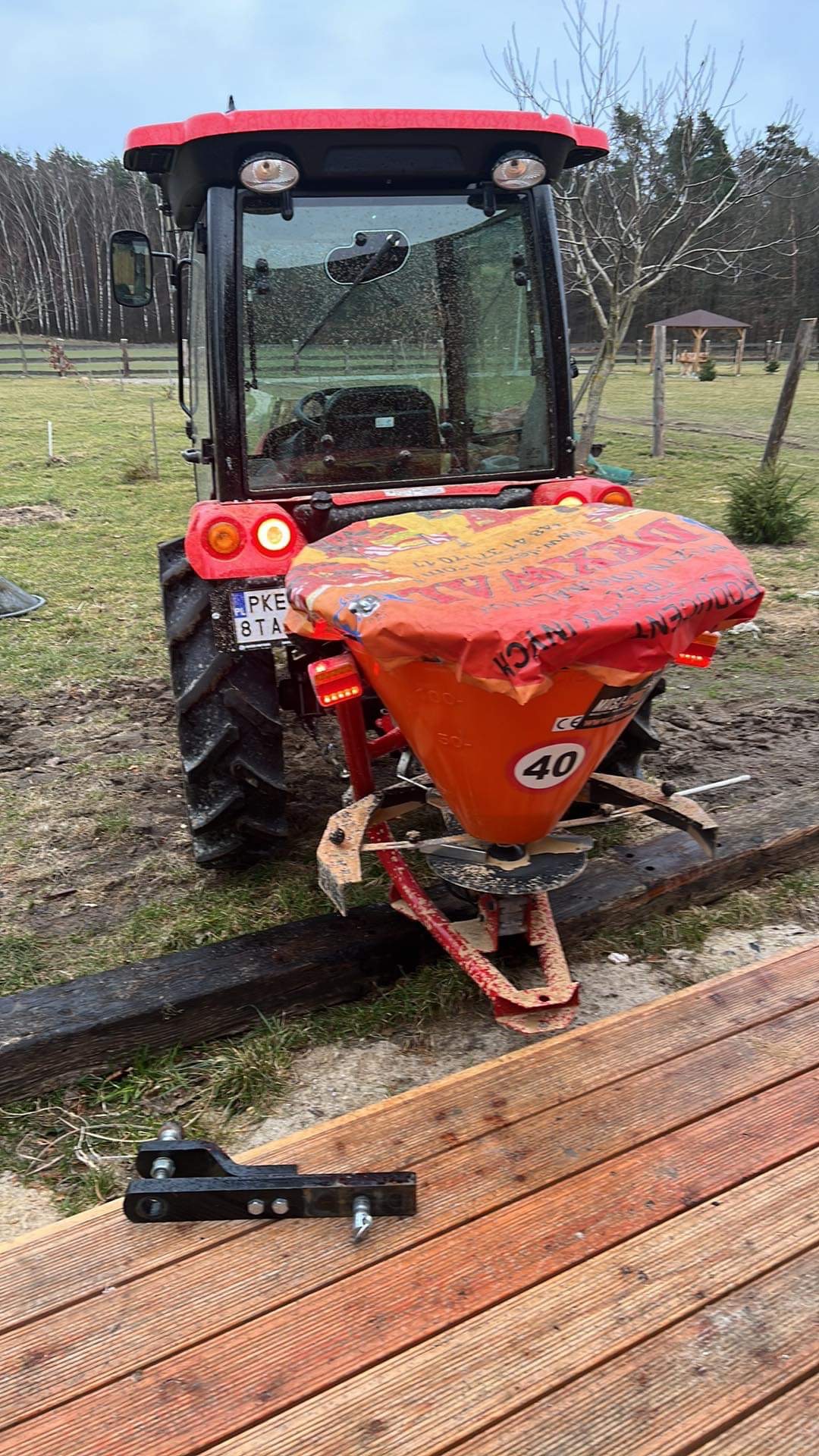 Prace z rozsiewaczem nawozu .