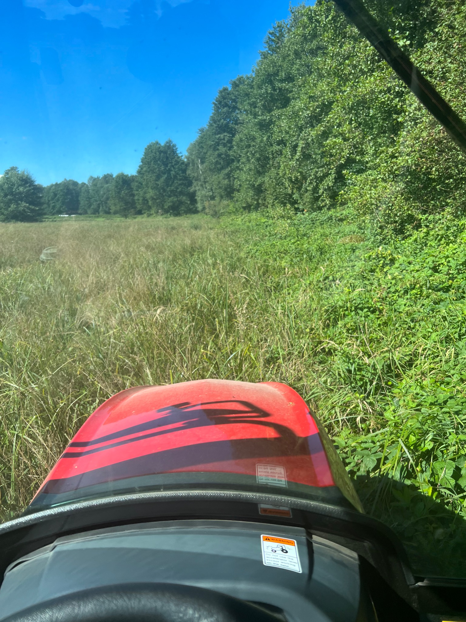 Wykaszanie łąk , teren bardzo podmokły .