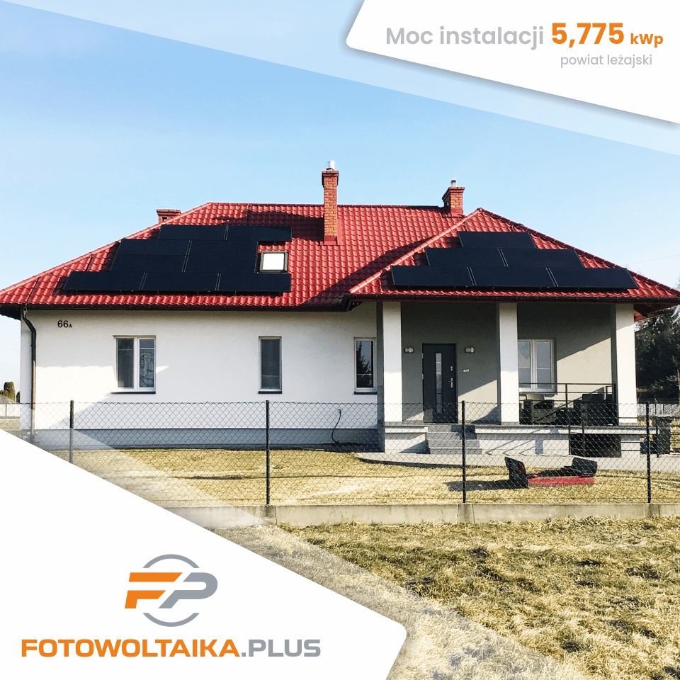 Dom jednorodzinny z czerwoną dachówką i panelami słonecznymi na dachu, moc instalacji 5,775 kWp, powiat leżajski, logo firmy w rogu