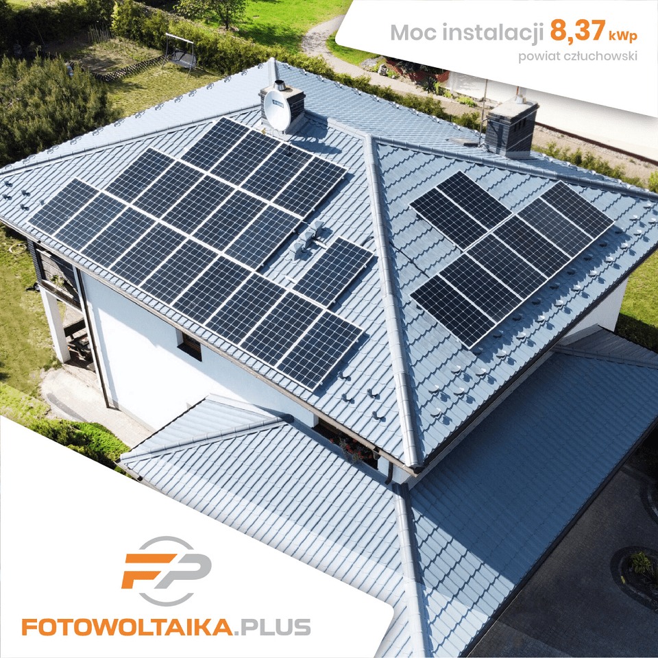 Instalacja fotowoltaiczna o mocy 8,37 kWp na dachu domu jednorodzinnego w powiecie człuchowskim, widok z góry.