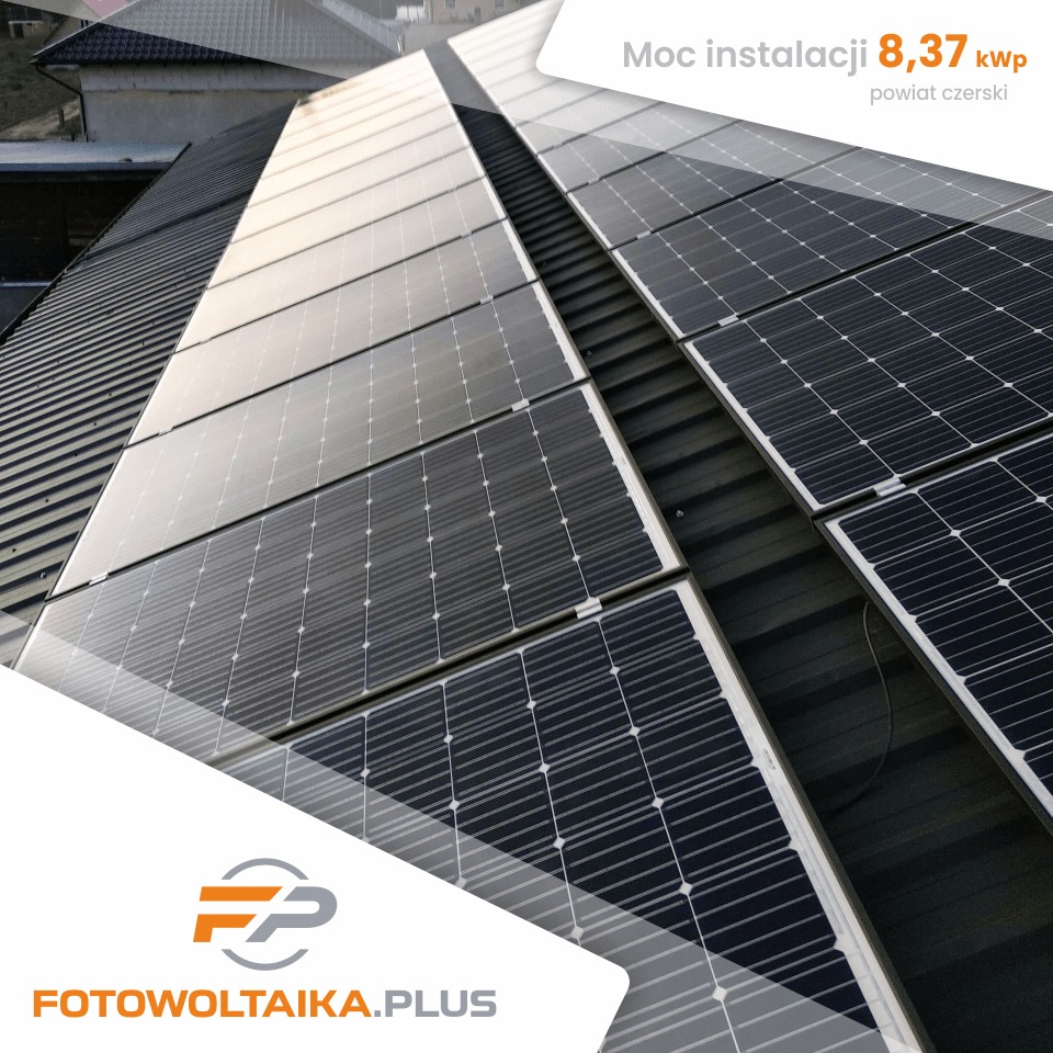 Instalacja paneli słonecznych na dachu z blachy, widoczny napis 'Moc instalacji 8,37 kWp powiat czerski' oraz logo firmy 'Fotowoltaika.plus'.