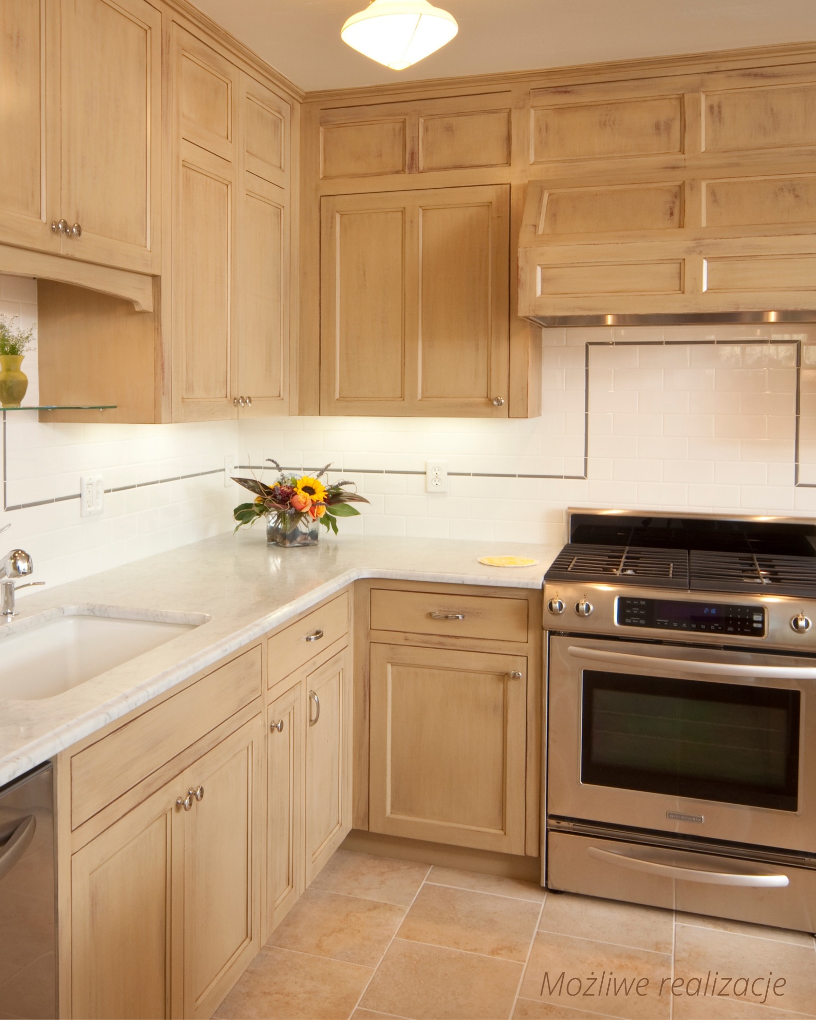 Jasna, drewniana kuchnia z marmurowym blatem, kwiatami w szklanym wazonie i nowoczesną, stalową kuchenką.