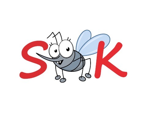 Kreskówkowy komar z dużymi oczami i skrzydłami, z literami 'S' i 'K' po bokach, prawdopodobnie logo firmy.