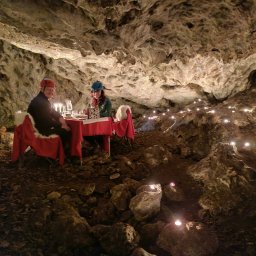 Hurtownia Adrenaliny - Kolacja dla klientów na dnie jaskini