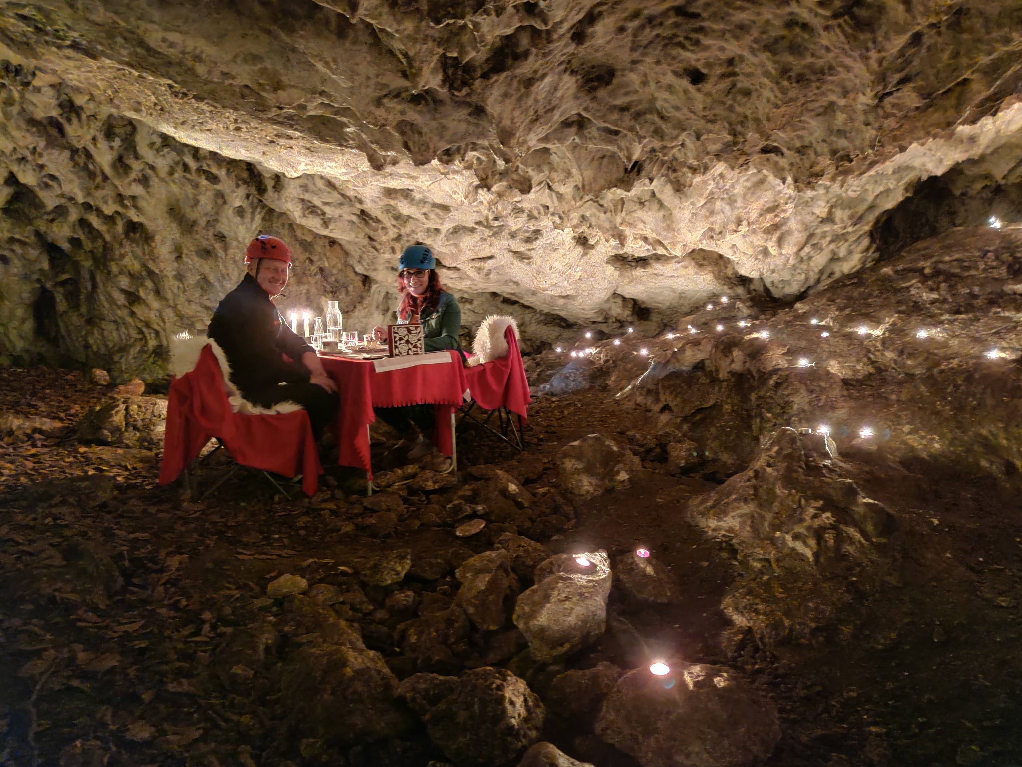 Kolacja dla klientów na dnie jaskini