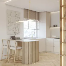 Wizualizacja jasnej kuchni z wyspą wykończoną pionowymi listwami, drewnianymi hokerami i oświetloną witryną z szklanymi naczyniami, na podłodze parkiet ułożony w jodełkę.