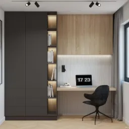 Nowoczesne biuro domowe z minimalistycznym biurkiem, czarnym krzesłem, szafkami z drewna i grafitową szafą z wbudowanym regałem podświetlanym LED, na ścianie czarno-biały portret