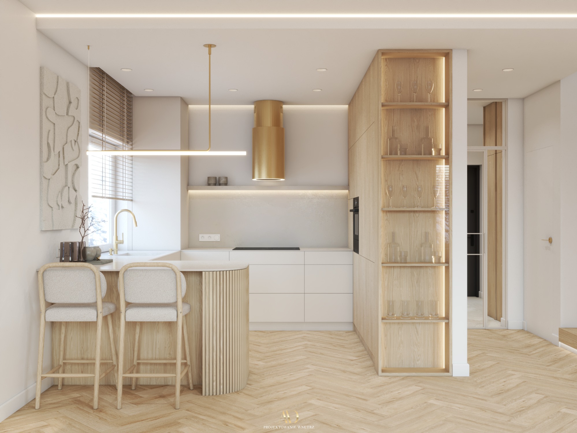 Jasna, minimalistyczna kuchnia z drewnianymi akcentami: wyspa z dwoma hokerami, złoty okap nad płytą, drewniana zabudowa z półkami eksponującymi szkło, parkiet ułożony w jodełkę.