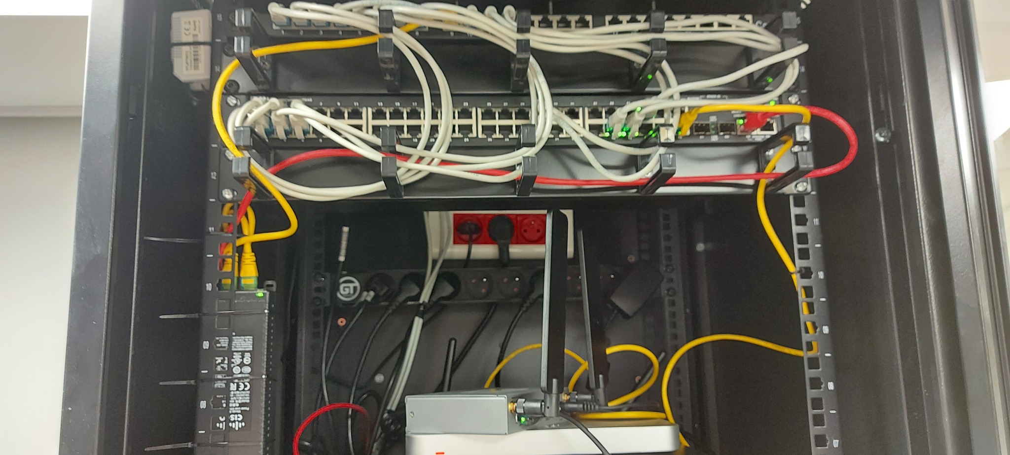 instalacja oraz montaż szafy teleinformatycznej u klienta