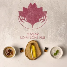 Kompozycja z olejkiem do masażu Lomi Lomi Nui na drewnianym plastrze, obok miseczki z olejkiem z płatkami róży i solą morską z miętą, całość dopełnia grafika dłoni trzymających kwiat lotosu.