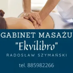 Masażysta uciska dłońmi dolną część pleców kobiety leżącej na białym ręczniku, widoczne logo salonu masażu na dole zdjęcia.