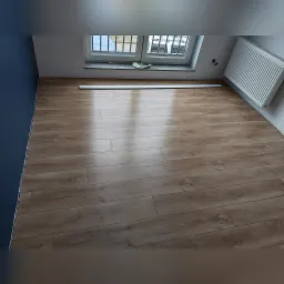 Wykonuje Układanie panel wraz z listwami